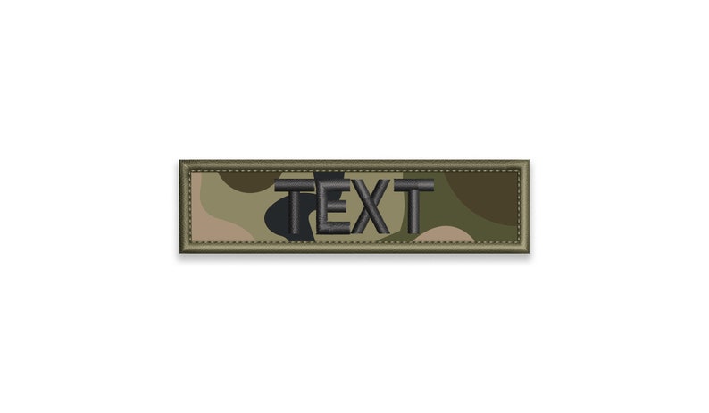 Puede incluir: Un parche rectangular con estampado de camuflaje y texto bordado en negro que dice "TEXTO".