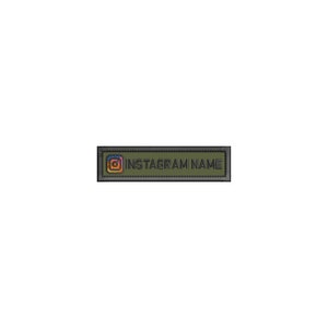 K&ouml;nnte beinhalten: Ein rechteckiger gr&uuml;ner und schwarzer Patch mit einem stilisierten Instagram-Logo und dem Text "INSTAGRAM NAME".