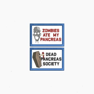 Puede incluir: Dos parches bordados con un borde azul. El parche superior presenta una cabeza de zombi de dibujos animados con el texto "Zombies Ate My Pancreas". El parche inferior presenta un ataúd con el texto "Dead Pancreas Society".