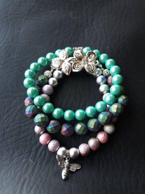 Set of 3 stackable bracelets in colorful pearl beads, bee charm, flower closure
