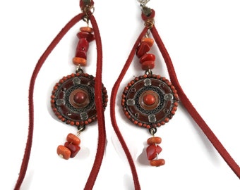 Aretes colgantes con piedras de turquesa en naranga y rojo y discos de cobre