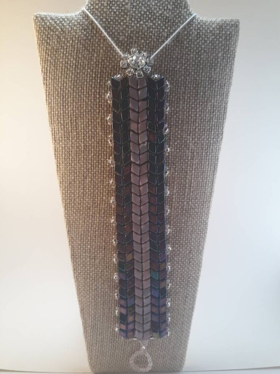 Peacock colored beaded bracelet with button and loop closure/lilac/crystal,glass.