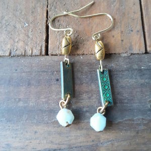 Brincos pendurados verdes com ganchos de orelha dourados e contas douradas e uma pequena conta de vidro verde claro