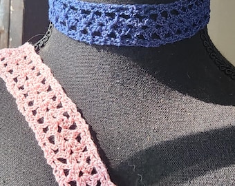 Gargantilha de crochê rendada em 3 cores com fecho prateado e corrente extensora, estilo boho, estilo vitoriano.