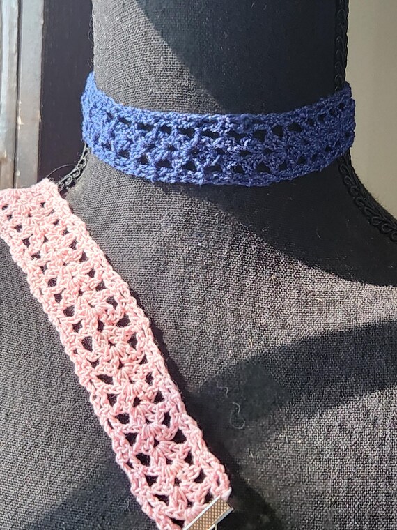 Lacy crocheted choker in 3 colors with silver colored clasp and extension chain, boho style, Victorian style