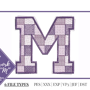 Peut inclure: Broderie de la lettre "M" dans un style patchwork avec des carrés violets et blancs. Le motif est disponible en trois tailles et six types de fichiers : PES, XXX, EXP, VP3, JEF et DST.