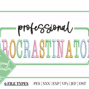 Könnte beinhalten: Stickmuster für ein Maschinenstickprojekt. Das Design zeigt den Text "professional procrastinator" in einer farbenfrohen, verspielten Schriftart. Das Design ist in 6 Dateitypen und 4 Größen verfügbar.
