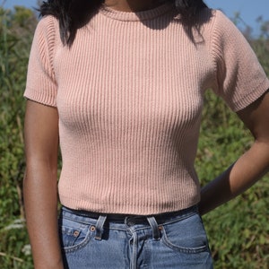 Minimalistischer, pfirsichfarbener / 90er-Jahre-Gap-Pullover mit geripptem Schnitt