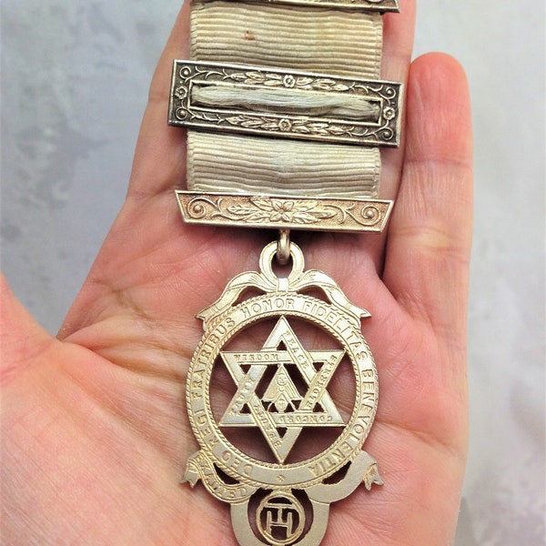 Vintage Masonic Free Mason Pin Brooch Medal, Deo Regi Fratribus Honor Fidelitas Benevolentia Masonic Sterling Silver Jewelry