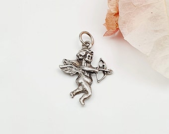 Colgante vintage de plata de ley con la figura de Cupido.