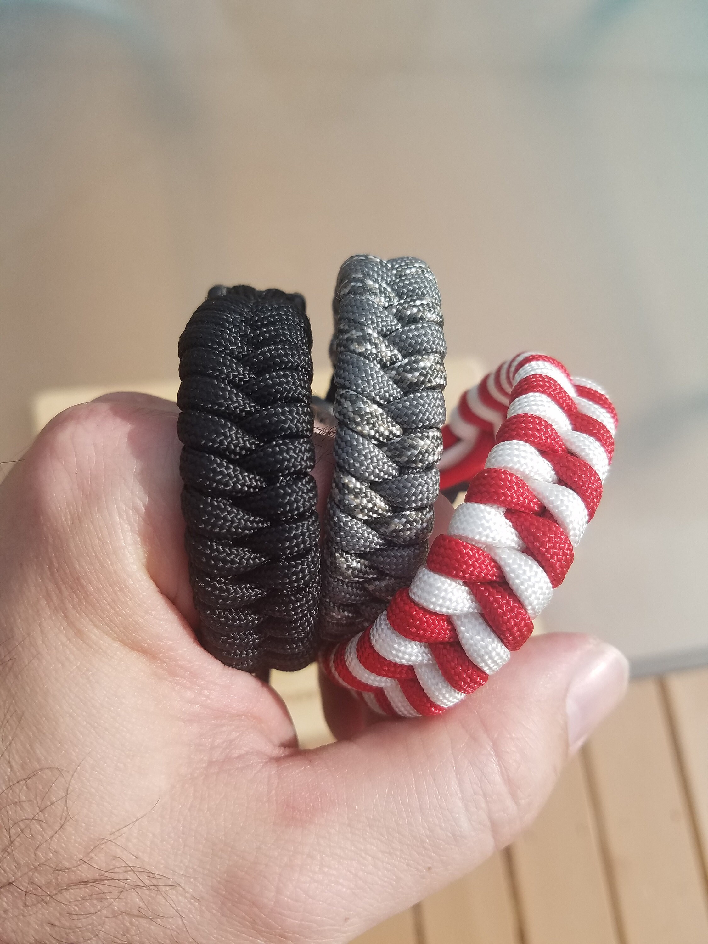 Bracelet Paracorde Fishtail Avec Croix En Argent – Noir/Rouge – Personnalisé – Neuf