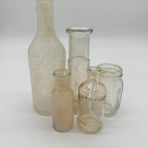 Colección de cinco frascos de medicina vintage surtidos