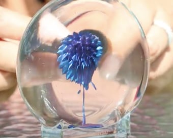 Ferrofluido colorido en una botella (azul)