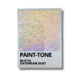 Puede incluir: Una muestra de pintura con un acabado holográfico. La muestra está etiquetada con "PAINT-TONE" con el código de color "82-3710" y el nombre "DAYDREAM DUST".