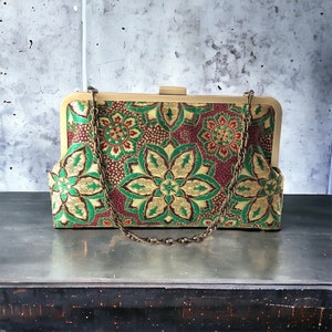 Burgunderrote Gold-Obi-Clutch, Elegante Seidentasche mit Blütenblättern