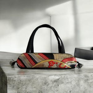Kleine Tasche, handgefertigte Kimono-Obi-Clutch-Tasche mit Quasten-Akzent.