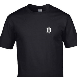 Op de afbeelding: Zwart T-shirt met een wit Bitcoin-symbool op de linkerborst. Het shirt met korte mouwen is gemaakt van een zacht materiaal en is geschikt voor vrijetijdskleding. Het Bitcoin-symbool is een gestileerde "B".