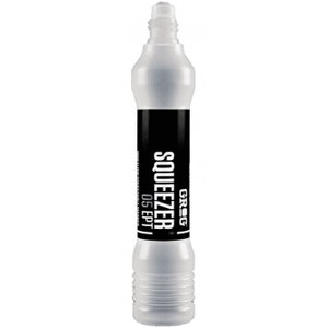 Può includere: Un pennarello trasparente e comprimibile con un'etichetta nera che riporta la scritta "SQUEEZER 05 EPT" in bianco. Il pennarello ha una base scanalata e una punta bianca. Il marchio "GREG" è anch'esso visibile.