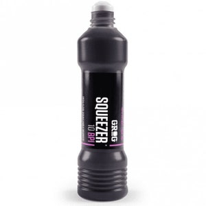 Pode incluir: Um marcador preto Grog Squeezer 10 BPI com uma tampa branca. O marcador tem um corpo cilíndrico com o nome da marca e informações do produto impressas em branco e rosa em um rótulo preto.