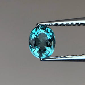 Grandidierita de Madagascar de 0,42 ct, certificada como extremadamente rara