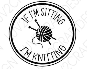 Może przedstawiać: Czarno-biały okrągły wzór z tekstem "If I'm Sitting I'm Knitting" i stylizowanym obrazkiem kłębka włóczki i drutów do robótek na drutach.