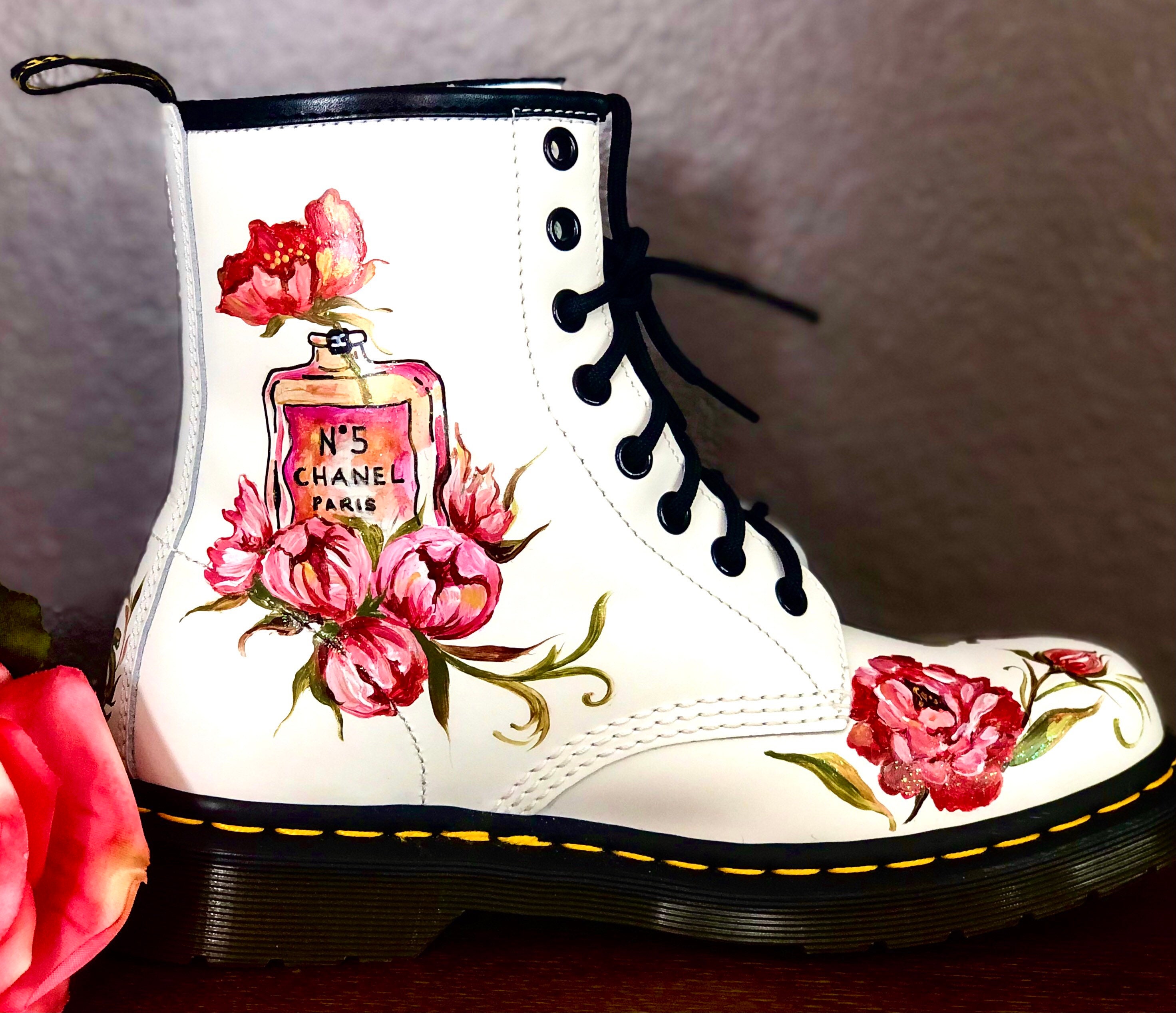 Кеды Converse Chuck 70 Embroidered Lips. Converse Chuck 70 Sunny Floral High. White Floral Converse. Узоры на кедах. Мартэн. Кеды Converse Chuck 70 Embroidered Lips. Converse Chuck 70 Sunny Floral High. White Floral Converse. Узоры на кедах.