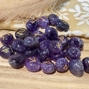 Runas de cristal: Conjunto Elder Futhark con bolsa de transporte Amethyst