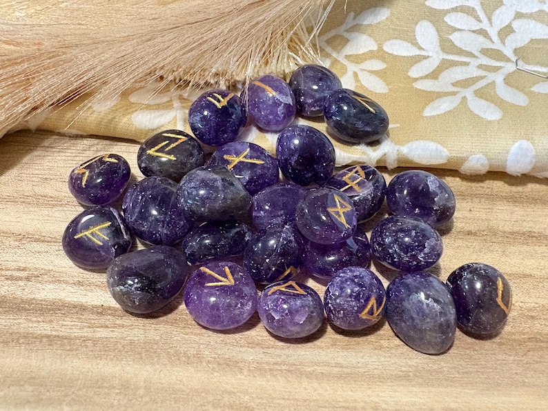 Runas de cristal: Conjunto Elder Futhark con bolsa de transporte Amethyst