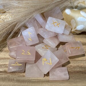 Runas de cristal: Conjunto Elder Futhark con bolsa de transporte Rose Quartz (flat)