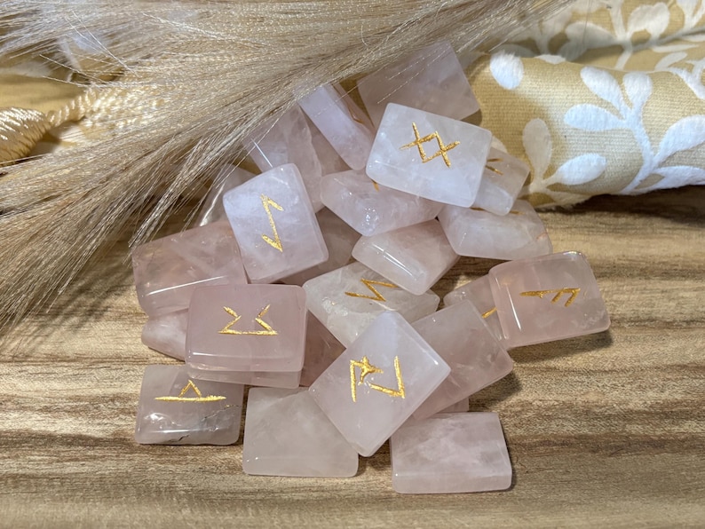Runas de cristal: Conjunto Elder Futhark con bolsa de transporte Rose Quartz (flat)