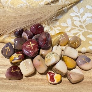 Runas de cristal: Conjunto Elder Futhark con bolsa de transporte Mookaite