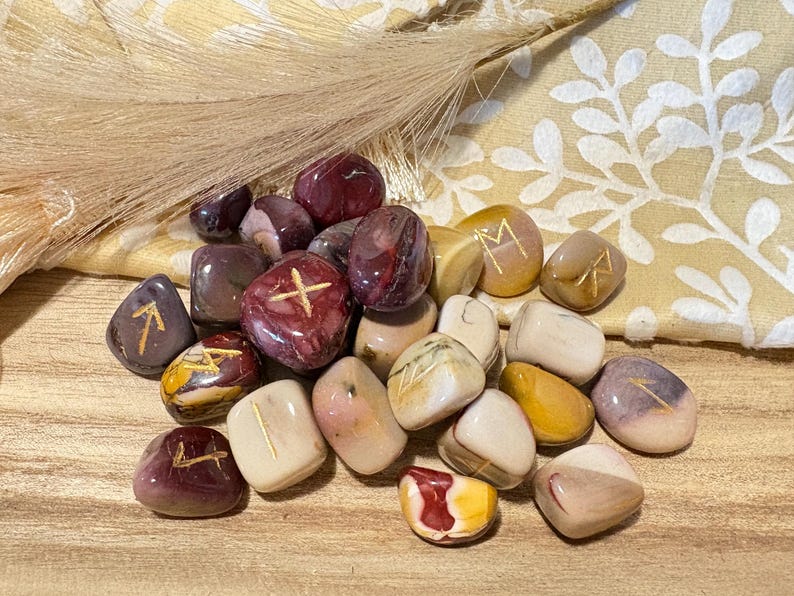 Runas de cristal: Conjunto Elder Futhark con bolsa de transporte Mookaite