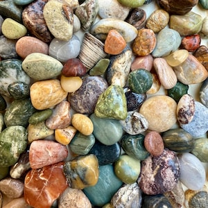 Pietre preziose miste lavorate a mano: pietre naturali lucidate per artigianato e decorazioni