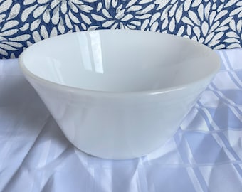 Ciotola vintage in vetro bianco latte.