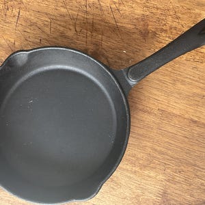 Vintage Cast Iron Skillet – 7.5-Inch – Excellent Condition