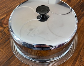 Plato de cristal vintage para tartas con tapa de cúpula cromada / Bandeja de servir con borde festoneado / Exhibidor de postres / Pieza para ocasiones especiales
