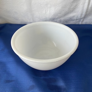 Vintage White Milk Glass Mixing Bowl: 10-Cup Mid-Century Kitchenware