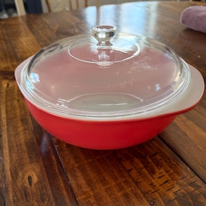 Casseruola vintage Pyrex 024 rosso corallo con coperchio in vetro Pyrex 624C – Prodotta negli Stati Uniti – 1,5 litri, stile retrò da cucina