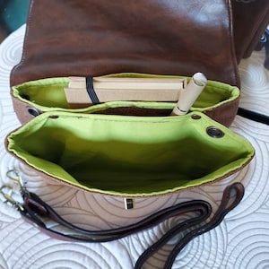 mini sac besace marron à 2 compartiments en simili cuir aspect daim et liège