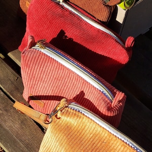 mini sac velours côtelé pastel ou pétillant archidoux porté épaule style minimaliste