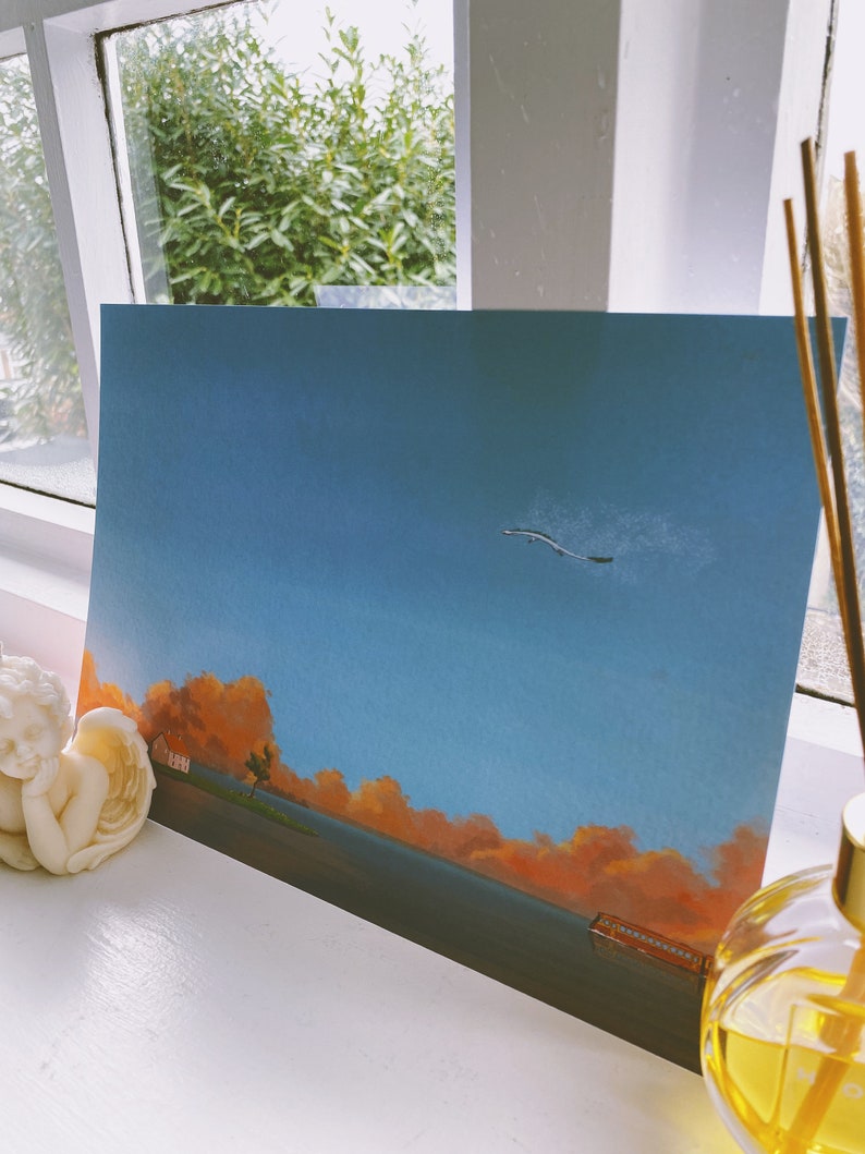Pu&ograve; includere: Un dipinto di un paesaggio con un cielo blu, nuvole arancioni e una piccola casa in lontananza. Un uccello sta volando nel cielo.