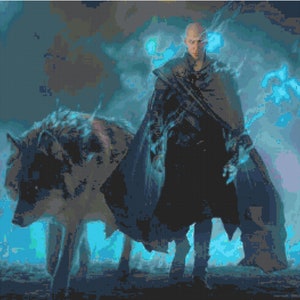 Puede incluir: Un hombre con la cabeza rapada que lleva una capa oscura se para con un lobo frente a un fondo azul y gris. El hombre y el lobo están rodeados de luz azul.