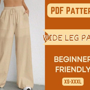 Pode incluir: Padrão PDF para calças de perna larga. O padrão é fácil de fazer e está disponível nos tamanhos XS-XXXL. A imagem mostra uma modelo usando as calças, que são de cor bege claro.