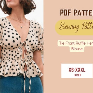 Könnte beinhalten: Ein PDF-Schnittmuster für eine Bluse mit Schleife vorne und Rüschen am Saum in Schwarz-Weiß-Polka-Dots. Das Schnittmuster umfasst die Größen XS-XXXL.