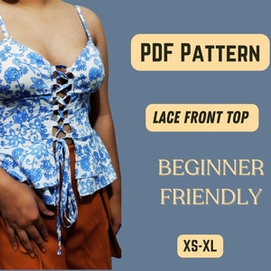Könnte beinhalten: Ein PDF-Schnittmuster für ein Oberteil mit Spitze vorne. Das Schnittmuster ist anfängerfreundlich und umfasst die Größen XS-XL. Das Bild zeigt eine Frau, die ein blaues und weißes Blumen-Oberteil mit einem Schnürverschluss vorne trägt.