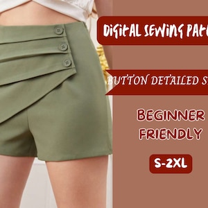 Puede incluir: Un patrón de costura digital para un short con detalles de botones. El patrón es fácil de seguir y está disponible en tallas S-2XL. La imagen muestra a una modelo usando un short verde.