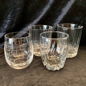 Kuratiertes Set von vier nicht zusammenpassenden Whiskygläsern