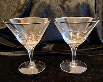 Dos copas de cóctel, champán o martini de cristal grabado Fostoria con bordes de platino