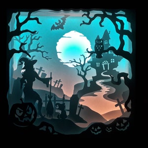 K&ouml;nnte beinhalten: Ein geschichtetes Papierkunstwerk, das eine Halloween-Szene darstellt. Silhouetten einer Hexe, eines Spukhauses, einer Eule und K&uuml;rbissen sind vor einem mondbeschienenen Himmel angeordnet. Das Kunstwerk verwendet Blau-, Orange- und Schwarzt&ouml;ne, um eine gruselige Atmosph&auml;re zu schaffen.