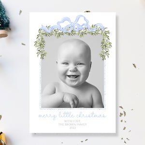 Merry Little Christmas Card - EDYTOWALNY szablon. Niebieska kokarda z wstążką i zimowa girlanda. Dostosuj do ogłoszenia o Bożym Narodzeniu lub Noworodku